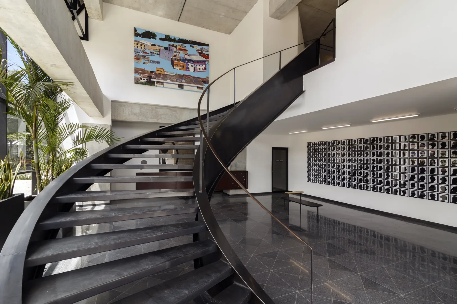 Escalera y celosia de concreto en el interior de 4Venezia