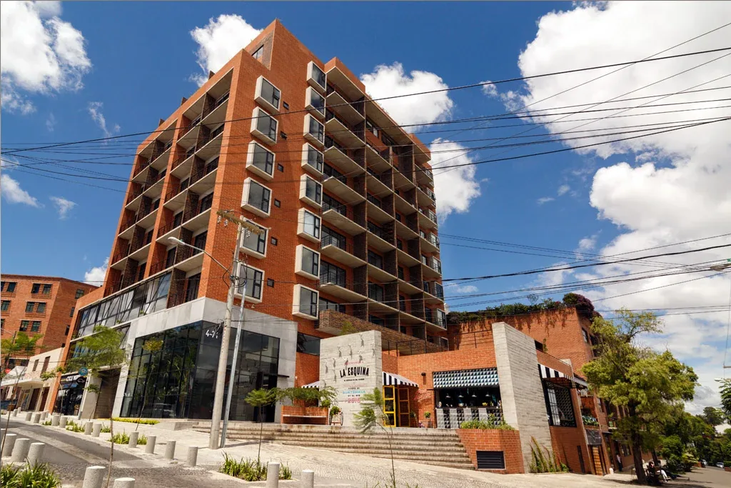 Fachada de ladrillo expuesto de 4Venezia en la Zona 4
