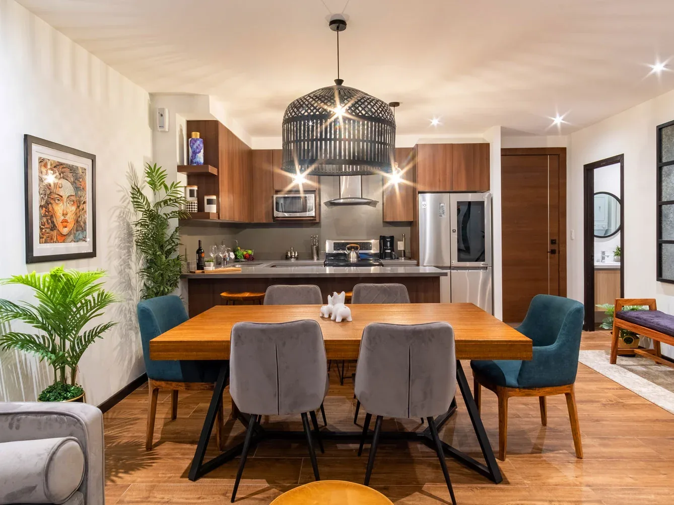 Sala, comedor y cocina de un apartamento de Via Venti